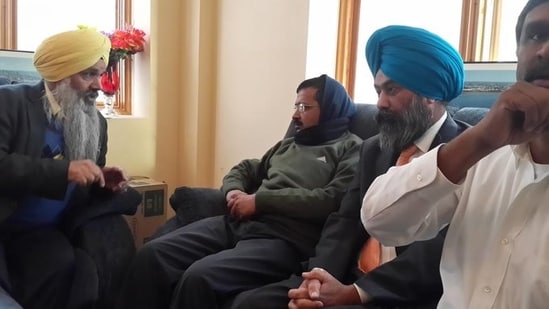 Arvind Kejriwal interacting with Sikh leaders at Gurudwara Richmond Hills in New York, as per Munish Raizada. (X/@DrMunishRaizada)