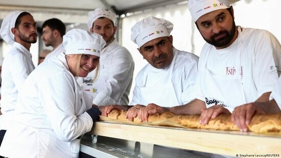 The baguette took 10 hours to make. (DW/Stephanie Lecocq/REUTERS)
