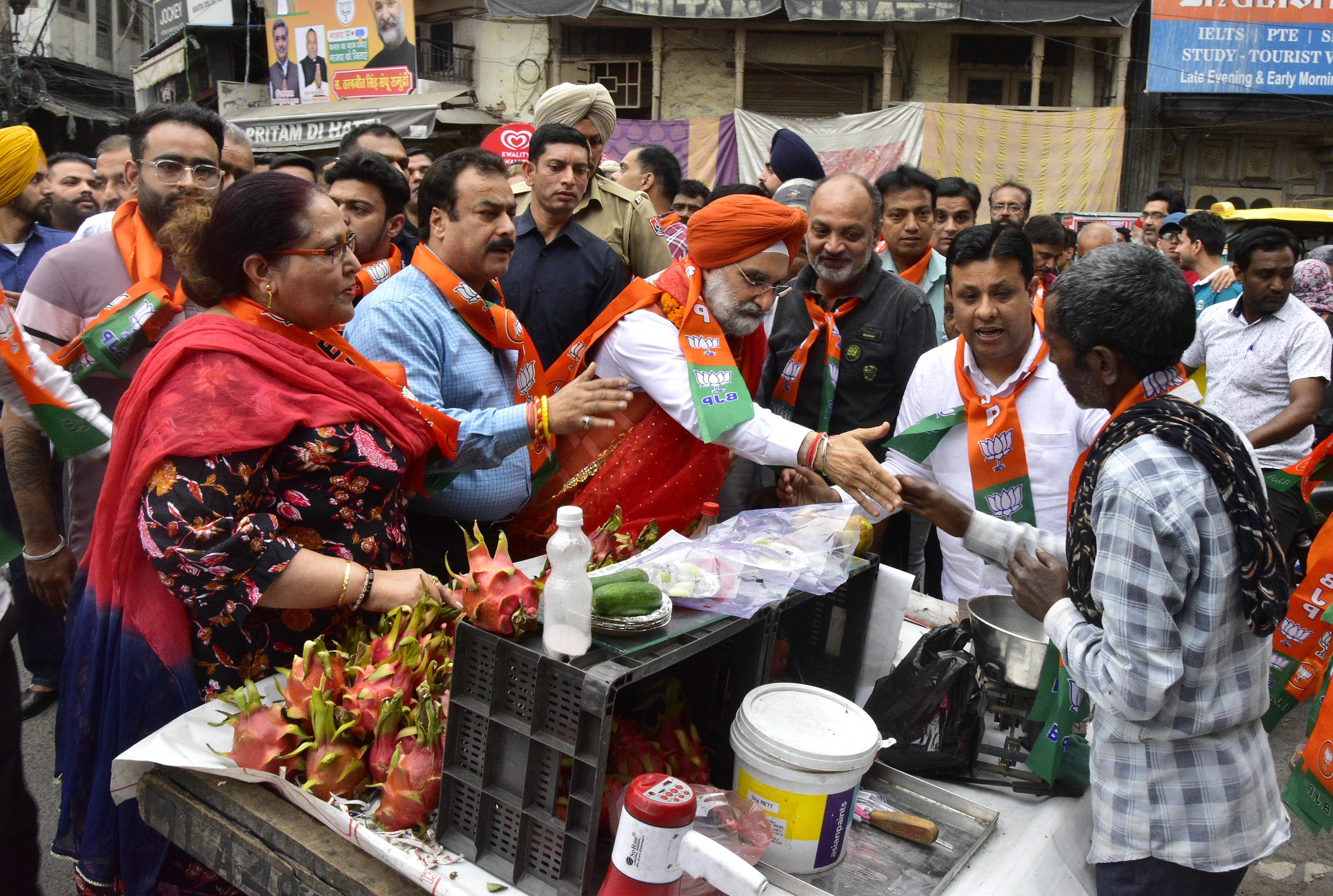 BJP candidate from Amritsar constituency Taranjit Singh Sandhu during campaign . (Sameer Sehgal/HT) BJP candidate from Amritsar constituency Taranjit Singh Sandhu during campaign . (Sameer Sehgal/HT)