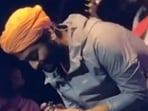 Arijit Singh was seen cutting his nails during a recent performance. Arijit Singh was seen cutting his nails during a recent performance.