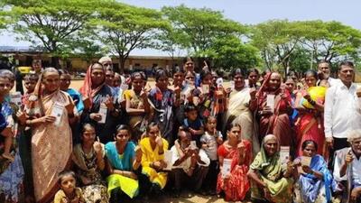 After casting their votes, 96 members of a family gather for a group photo, with some proudly displaying their identity cards. (HT)