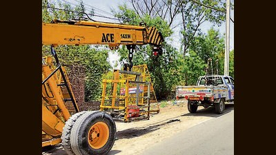 An NHAI team removing the police post structure set up on the highway near the Eldeco Estate amid protests from the colony’s residents amid concerns of road safety. (HT Photo) An NHAI team removing the police post structure set up on the highway near the Eldeco Estate amid protests from the colony’s residents amid concerns of road safety. (HT Photo)