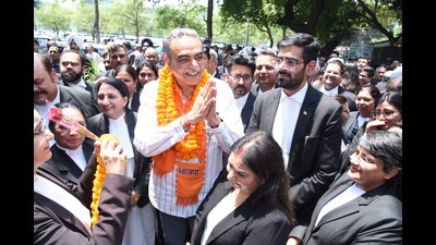 BJP candidate from Chandigarh Sanjay Tandon interacting with members of the Punjab and Haryana High Court Bar Association in Chandigarh on Tuesday. (HT Photo)