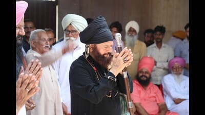 BJP’s Faridkot candidate Hans Raj Hans has been pulling out all stops to win over the farmers , even offering to turn a mediator between them and the government. (HT Photo) BJP’s Faridkot candidate Hans Raj Hans has been pulling out all stops to win over the farmers , even offering to turn a mediator between them and the government. (HT Photo)