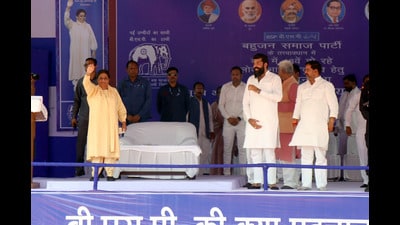 BSP president Mayawati greeting the people in Lakhimpur on Tuesday. (HT Photo) BSP president Mayawati greeting the people in Lakhimpur on Tuesday. (HT Photo)
