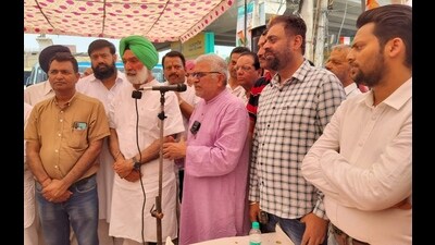 Congress’ Patiala candidate Dr Dharamvira Gandhi addressing a gathering during his poll campaign in Dera Bassi on Tuesday. (HT Photo) Congress’ Patiala candidate Dr Dharamvira Gandhi addressing a gathering during his poll campaign in Dera Bassi on Tuesday. (HT Photo)