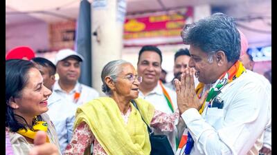 Congress candidate Manish Tewari interacting with elderly voters during his campaign in Chandigarh on Tuesday. (HT photo)
