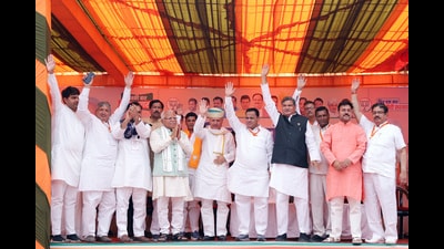Former chief minister and Karnal parliamentary constituency candidate, Manohar Lal Khattar and Union Minister of State and BJP Gurugram parliamentary constituency candidate, Rao Inderjit Singh during Vijay Sankalp rally at Firozpur Jhirka in Gurugram on Tuesday. (Parveen Kumar/HT PHOTO)