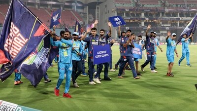 Lucknow Super Giants skipper KL Rahul leading his team for the final lap on Sunday (Sudhanshu Pandey/HT)