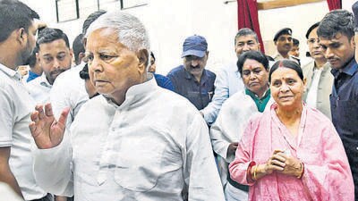 Lalu Prasad with and Rabri Devi during in Patna on Tuesday. (Santosh Kumar/HT) Lalu Prasad with and Rabri Devi during in Patna on Tuesday. (Santosh Kumar/HT)