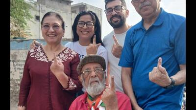 Nonagenarian Dr RM Malhotra along with his son, daughter-in-law and grandchildren after casting their votes in Agra on May 7. (HT photo)