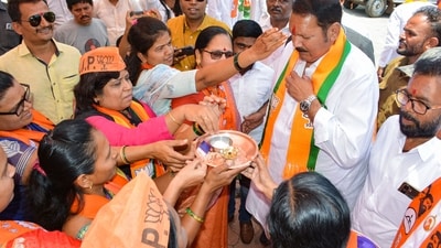 Satara: BJP candidate from Satara Lok Sabha seat Udayanraje Bhosale being welcomed by his supporters during the election campaign at Dhebewadi in Satara, Thursday, April 25, 2024. (PTI Photo) (PTI04_25_2024_000141B) (PTI) Satara: BJP candidate from Satara Lok Sabha seat Udayanraje Bhosale being welcomed by his supporters during the election campaign at Dhebewadi in Satara, Thursday, April 25, 2024. (PTI Photo) (PTI04_25_2024_000141B) (PTI)