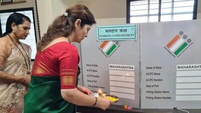 Pollice have booked Maharashtra State Women Commission chairperson and NCP leader Rupali Chakankar and seven others for performing aarti at a place where an electronic voting machine (EVM) was installed at the polling station on Tuesday. (HT)