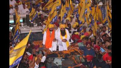 Punjab CM Bhagwant Mann with AAP candidate Gurmeet Singh Khudian in Bathinda. (HT) Punjab CM Bhagwant Mann with AAP candidate Gurmeet Singh Khudian in Bathinda. (HT)