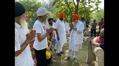 Shiromani Akali Dal candidate from Anandpur Sahib, Prem Singh Chandumajra interacting with morning walkers at Nature Park in Phase 8, Mohali, on Tuesday. (HT Photo)