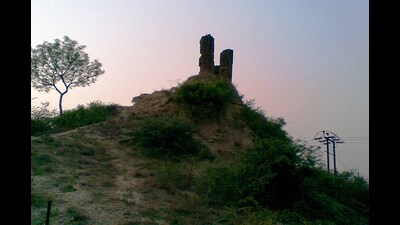 The ruins of Maharaja Bijli Pasi Quila in Lucknow. Around 21% of voters in the Mohanlalganj Lok Sabha constituency are estimated to be Pasis. (Sourced) The ruins of Maharaja Bijli Pasi Quila in Lucknow. Around 21% of voters in the Mohanlalganj Lok Sabha constituency are estimated to be Pasis. (Sourced)