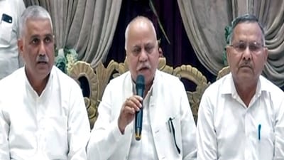 Three independent MLAs Sombir Sangwan, Randhir Golan and Dharampal Gondar withdraw support from the BJP government in Rohtak on Tuesday. (ANI) Three independent MLAs Sombir Sangwan, Randhir Golan and Dharampal Gondar withdraw support from the BJP government in Rohtak on Tuesday. (ANI)