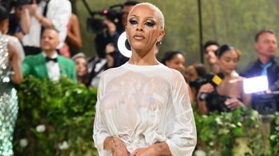 Doja Cat certainly knows how to make a statement! For her Met Gala look she chose a drenched floor-length T-shirt dress that is both unique and eye-catching. Pairing it with makeup that complements the wet look is a bold move, and it sounds like she pulled it off with style. (AFP) Doja Cat certainly knows how to make a statement! For her Met Gala look she chose a drenched floor-length T-shirt dress that is both unique and eye-catching. Pairing it with makeup that complements the wet look is a bold move, and it sounds like she pulled it off with style. (AFP)