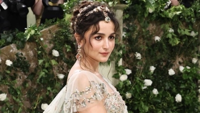 Alia Bhatt told Vogue hosts the on-theme garment took 1,905 man-hours and 163 workers to craft. 