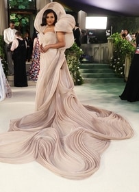 Mindy Kaling chose a stunning sculptural outfit by designer Gaurav Gupta (Instagram) Mindy Kaling chose a stunning sculptural outfit by designer Gaurav Gupta (Instagram)
