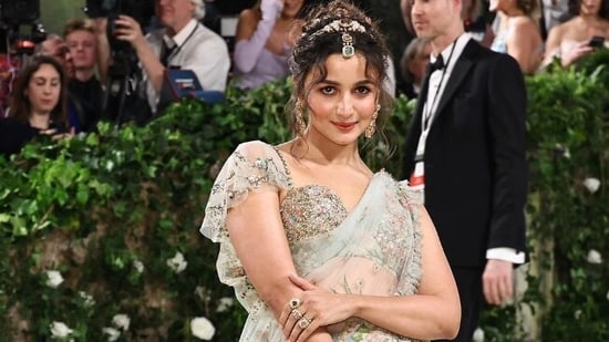 For the accessories, Alia Bhatt chose jewels by Sabyasachi, including a mang tika, an ornate band adorned on her hairdo, hair baubles, statement earrings, stunning rings, and high heels.