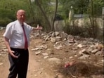 Svane is seen standing in the middle of the lane and pointing to the trash and construction debris scattered on the sides of the road. Svane is seen standing in the middle of the lane and pointing to the trash and construction debris scattered on the sides of the road.