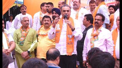 BJP candidate Sanjay Tandon addressing a public gathering while campaigning in Chandigarh on Wednesday. (HT photo)