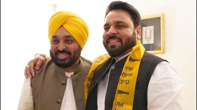 Bahujan Samaj Party’s Hoshiarpur candidate Rakesh Soman quit the BSP and joined the Aam Aadmi Party in the presence of chief minister Bhagwant Mann on Wednesday. (HT Photo) Bahujan Samaj Party’s Hoshiarpur candidate Rakesh Soman quit the BSP and joined the Aam Aadmi Party in the presence of chief minister Bhagwant Mann on Wednesday. (HT Photo)