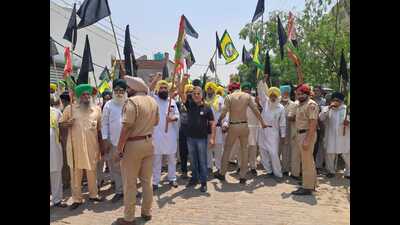 Farmer unions staged a protest against MP and BJP candidate from Ludhiana Ravneet Singh Bittu in Ludhiana on Wednesday. (HT Photo) Farmer unions staged a protest against MP and BJP candidate from Ludhiana Ravneet Singh Bittu in Ludhiana on Wednesday. (HT Photo)