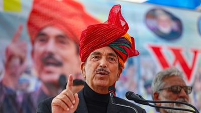 Ghulam Nabi Azad was stuck in New Delhi for hours on Wednesday morning as his Delhi-Srinagar Air India Express flight was cancelled. (PTI) Ghulam Nabi Azad was stuck in New Delhi for hours on Wednesday morning as his Delhi-Srinagar Air India Express flight was cancelled. (PTI)