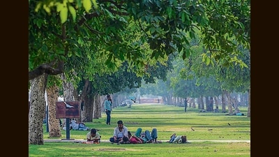IMD said easterly and southeasterly winds are expected to continue over the next two days and the maximum is expected to hover around 39-40°C on Thursday and Friday, with chances of light rain in parts of Delhi over the weekend. (Vipin Kumar/HT Photo) IMD said easterly and southeasterly winds are expected to continue over the next two days and the maximum is expected to hover around 39-40°C on Thursday and Friday, with chances of light rain in parts of Delhi over the weekend. (Vipin Kumar/HT Photo)