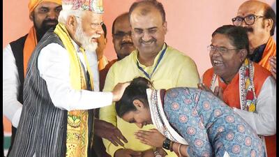 PM Modi blesses Shambhavi Choudhary, the NDA nominee from Samastipur Lok Sabha seat, during his rally in Darbhanga on May 4. (HT photo) PM Modi blesses Shambhavi Choudhary, the NDA nominee from Samastipur Lok Sabha seat, during his rally in Darbhanga on May 4. (HT photo)