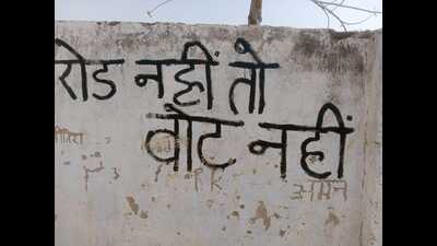 Slogans written on the walls in Atarsuiya village in Bara. (HT Photo) Slogans written on the walls in Atarsuiya village in Bara. (HT Photo)