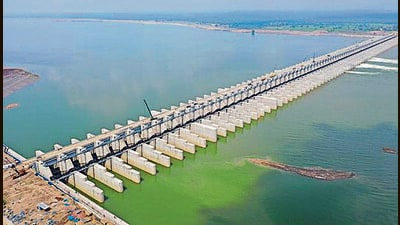 The panel has recommended interim measures to be taken up before the onset of monsoon, including crack monitoring. (HT Photo) The panel has recommended interim measures to be taken up before the onset of monsoon, including crack monitoring. (HT Photo)