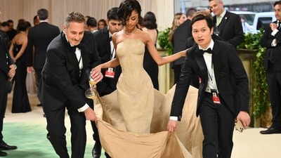 Tyla's Grand Entrance: Tyla made a grand entrance in a Balmain gown and hourglass purse that demanded a four-man escort, embodying extravagance and luxury with a show-stopping ensemble that turned heads. (AFP) Tyla's Grand Entrance: Tyla made a grand entrance in a Balmain gown and hourglass purse that demanded a four-man escort, embodying extravagance and luxury with a show-stopping ensemble that turned heads. (AFP)