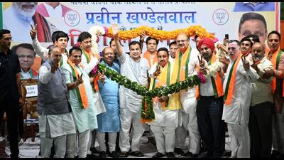 Union minister Nitin Gadkari with Praveen Khandelwal, BJP's candidate from Chandni Chowk. (Sanchit Khanna/HT) Union minister Nitin Gadkari with Praveen Khandelwal, BJP's candidate from Chandni Chowk. (Sanchit Khanna/HT)