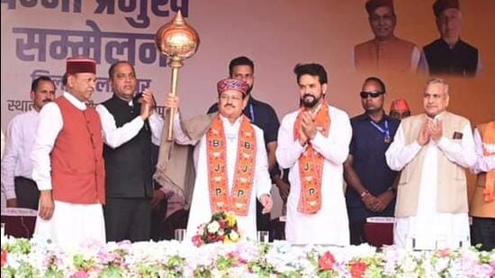 BJP state chief Rajeev Bindal, former CM Jai Ram Thakur, party national president JP Nadda, Union minister and party candidate Anurag Thakur at a rally in Hamirpur. (HT Photo)