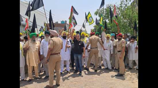 Farmer unions staged a protest against MP and BJP candidate from Ludhiana Ravneet Singh Bittu in Ludhiana on Wednesday. (HT Photo)