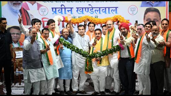 Union minister Nitin Gadkari with Praveen Khandelwal, BJP's candidate from Chandni Chowk. (Sanchit Khanna/HT)