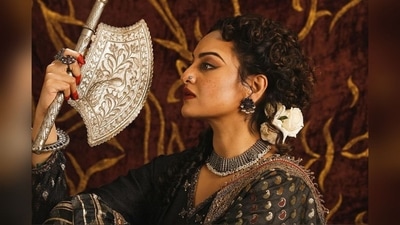 Assisted by makeup artist Heema Dattani, Sonakshi got decked up in nude eyeshadow, winged eyeliner, darkened elongated brows, blushed cheeks with added frickles and an enchanting shade of ruby red lip colour. (Instagram/@aslisona) Assisted by makeup artist Heema Dattani, Sonakshi got decked up in nude eyeshadow, winged eyeliner, darkened elongated brows, blushed cheeks with added frickles and an enchanting shade of ruby red lip colour. (Instagram/@aslisona)