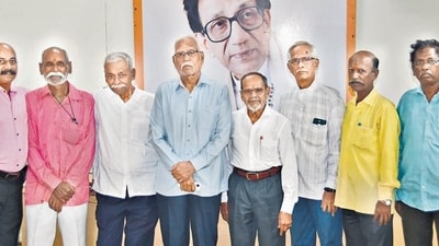 A bunch of 70- and 80-plus former Shiv Sainiks have regrouped to form the Jestha Shiv Sainik Kaksh (Senior Shiv Sena Wing) at Sena Bhavan in Dadar. (Bhushan Koyande/HT Photo) A bunch of 70- and 80-plus former Shiv Sainiks have regrouped to form the Jestha Shiv Sainik Kaksh (Senior Shiv Sena Wing) at Sena Bhavan in Dadar. (Bhushan Koyande/HT Photo)