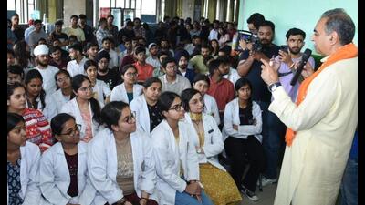 BJP candidate Sanjay Tandon interacting with students at Student Centre on the Panjab University campus in Chandigarh on Thursday. (HT photo)
