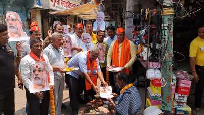 BJP workers inviting traders to PM’s roadshow. (HT Photo)
