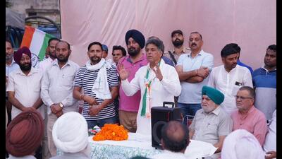 Congress candidate Manish Tewari addressing a public meeting while campaigning in Chandigarh on Thursday. (HT photo) Congress candidate Manish Tewari addressing a public meeting while campaigning in Chandigarh on Thursday. (HT photo)
