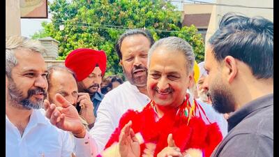 Congress candidate from Anandpur Sahib Vijay Inder Singla campaigning in Mohali on Thursday. (HT photo)