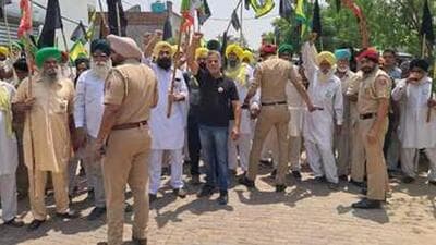 Farmer unions staging a protest against MP and BJP candidate from Ludhiana Ravneet Singh Bittu on May 8. (HT File)