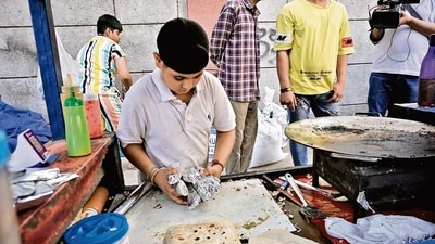 Jaspreet Singh, who runs a food cart in west Delhi's Tilak Nagar, has received an outpouring of love and support from Bollywood actors and businessmen after an influencer uploaded his reel on social media. (Photo: Harsh Vardhan/HT) Jaspreet Singh, who runs a food cart in west Delhi's Tilak Nagar, has received an outpouring of love and support from Bollywood actors and businessmen after an influencer uploaded his reel on social media. (Photo: Harsh Vardhan/HT)