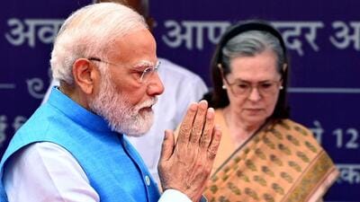 Prime Minister Narendra Modi with senior Congress leader Sonia Gandhi. (Arvind Yadav/ HT File Photo)