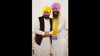 Punjab chief minister Bhagwant Mann formally inducted Hardeep Singh Saini and his associates into the party, extending a warm welcome to them. (HT Photo) Punjab chief minister Bhagwant Mann formally inducted Hardeep Singh Saini and his associates into the party, extending a warm welcome to them. (HT Photo)