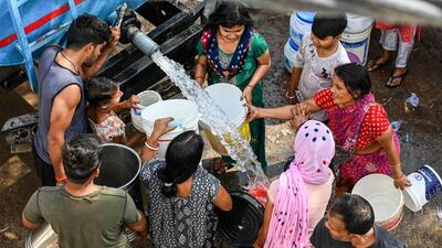 Residents gather to get their fill of water to meet daily needs at Okhla Tekhand. (Raj K Raj/HT Photo) Residents gather to get their fill of water to meet daily needs at Okhla Tekhand. (Raj K Raj/HT Photo)